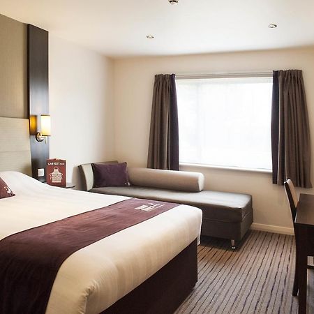 Premier Inn Basingstoke West Esterno foto