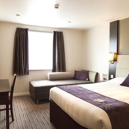 Premier Inn Basingstoke West Esterno foto