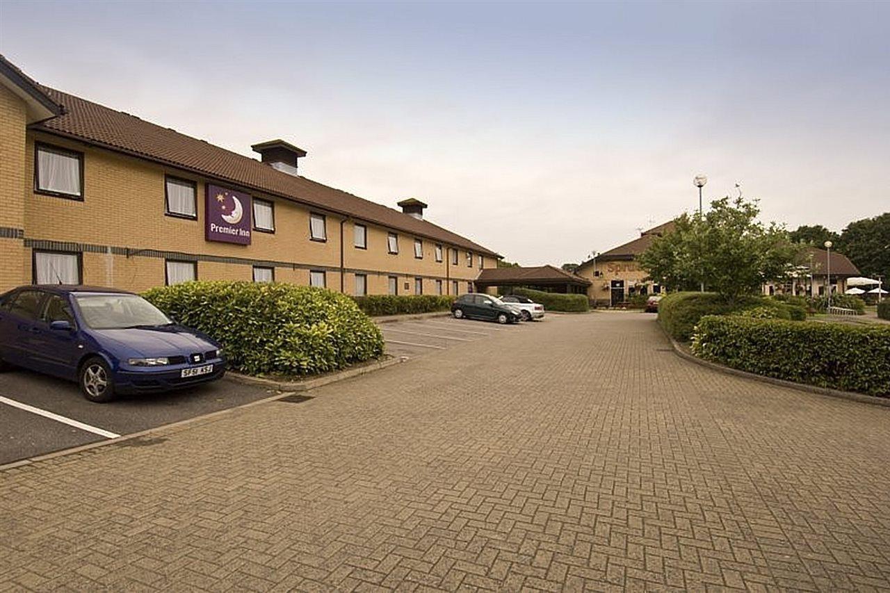 Premier Inn Basingstoke West Esterno foto
