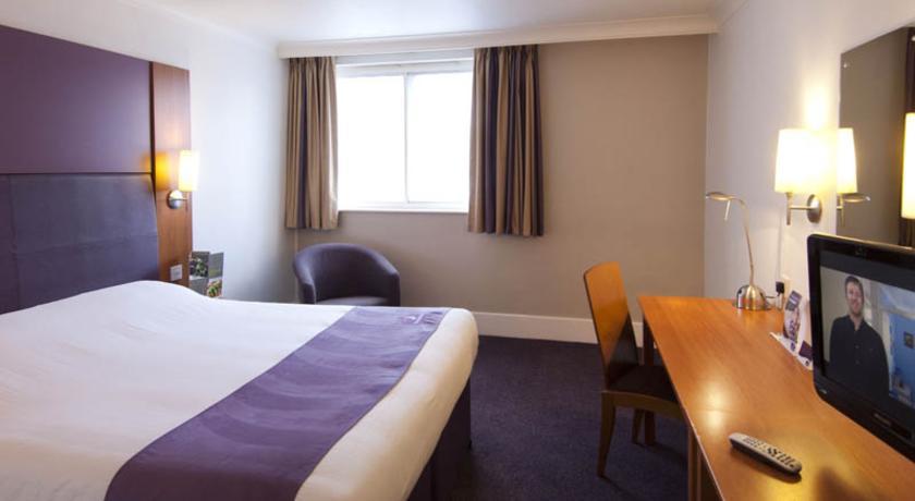 Premier Inn Basingstoke West Esterno foto