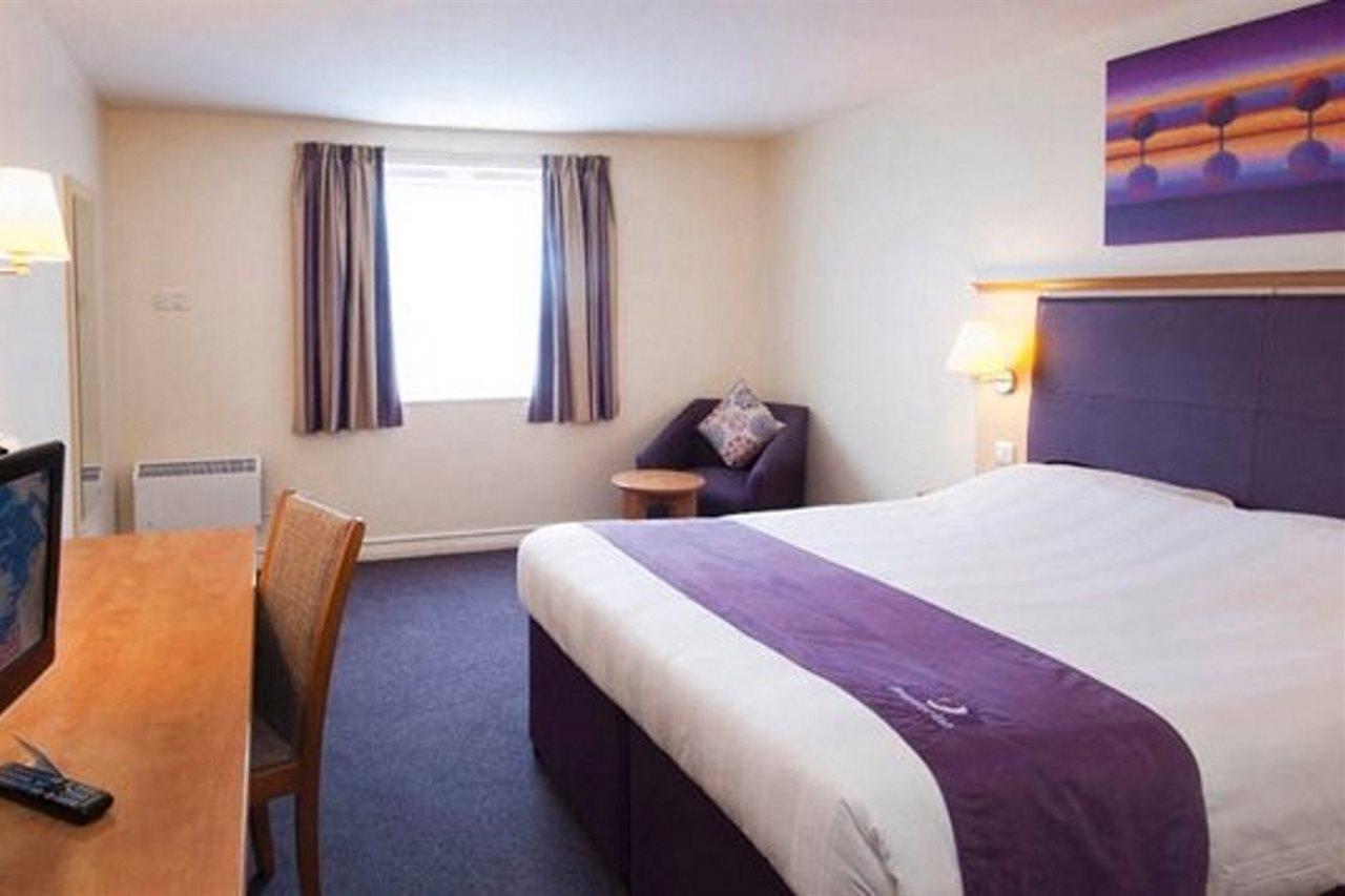 Premier Inn Basingstoke West Esterno foto