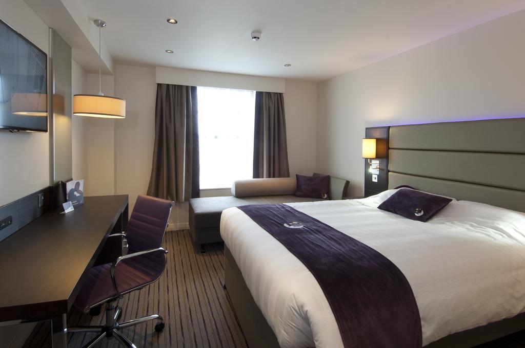 Premier Inn Basingstoke West Esterno foto