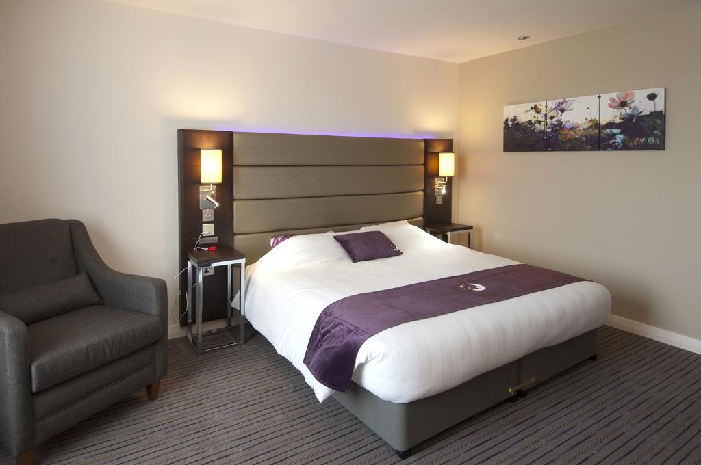 Premier Inn Basingstoke West Esterno foto