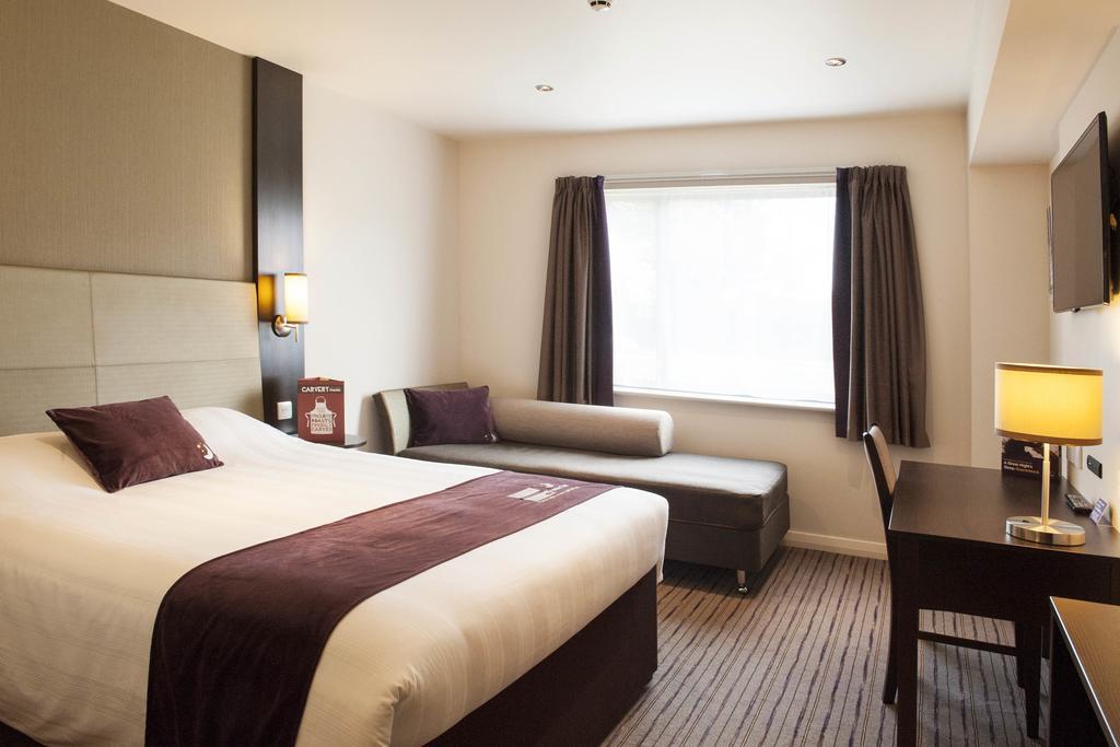 Premier Inn Basingstoke West Esterno foto