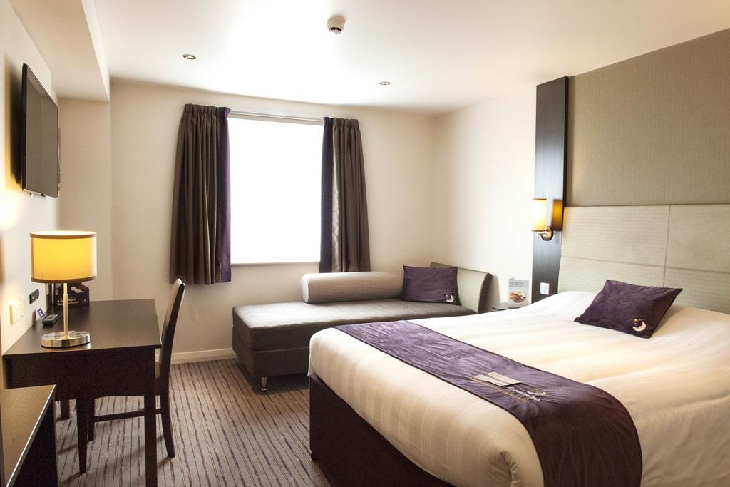 Premier Inn Basingstoke West Esterno foto