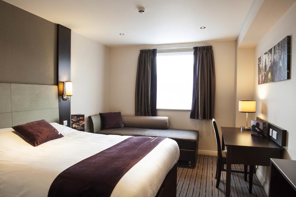 Premier Inn Basingstoke West Esterno foto