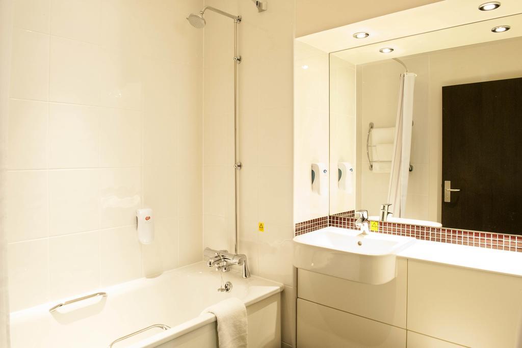 Premier Inn Basingstoke West Esterno foto