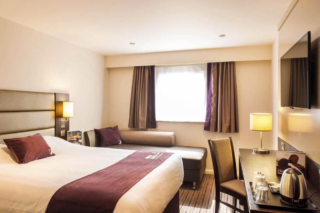Premier Inn Basingstoke West Esterno foto