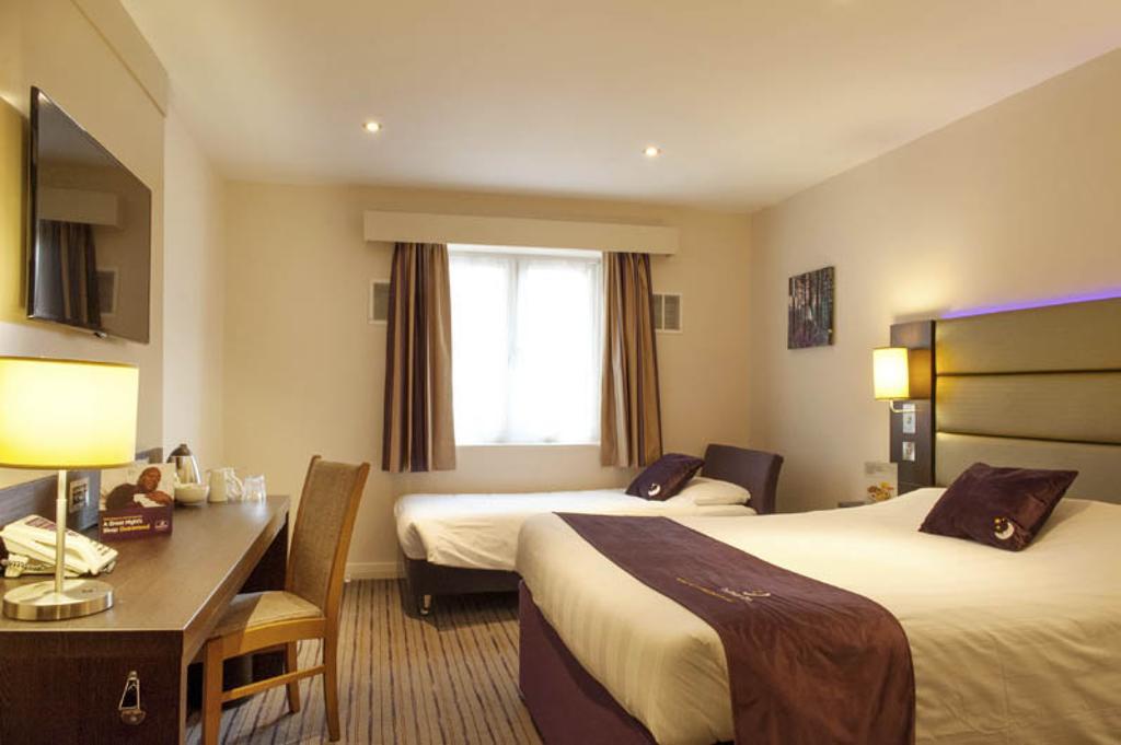 Premier Inn Basingstoke West Esterno foto