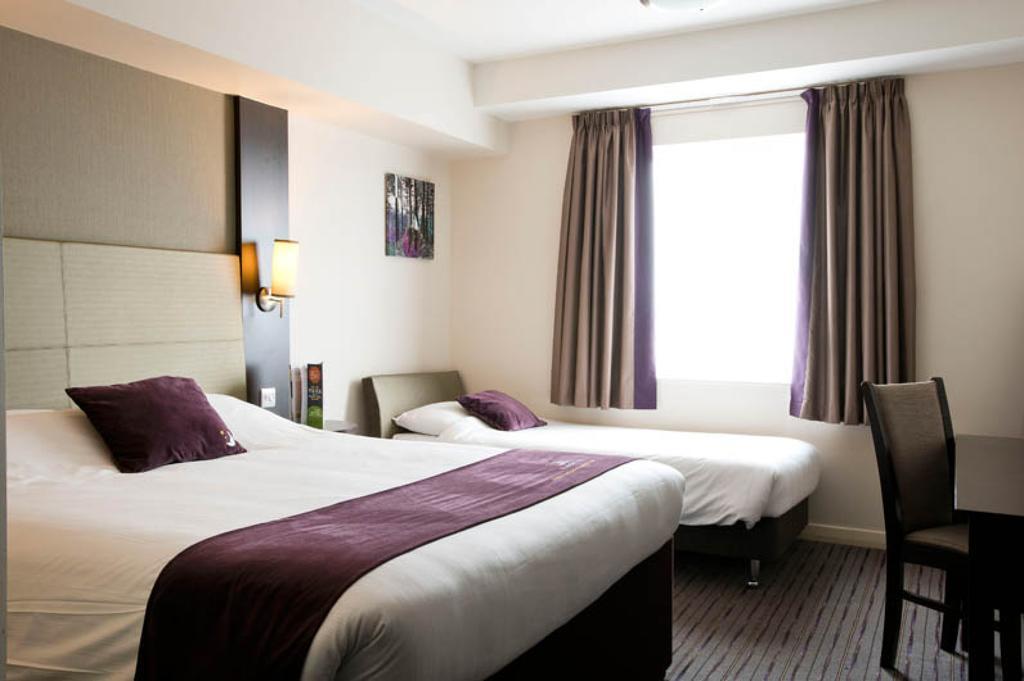 Premier Inn Basingstoke West Esterno foto