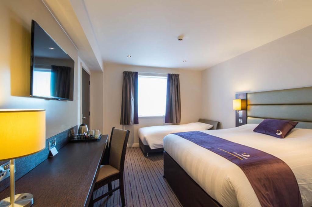 Premier Inn Basingstoke West Esterno foto