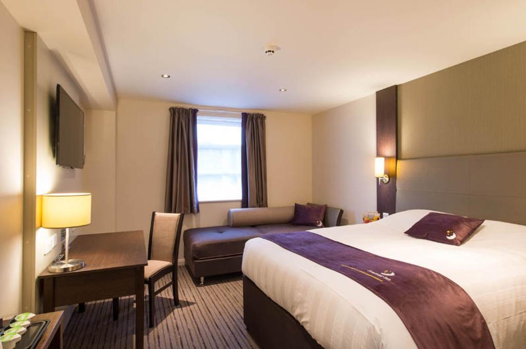 Premier Inn Basingstoke West Esterno foto