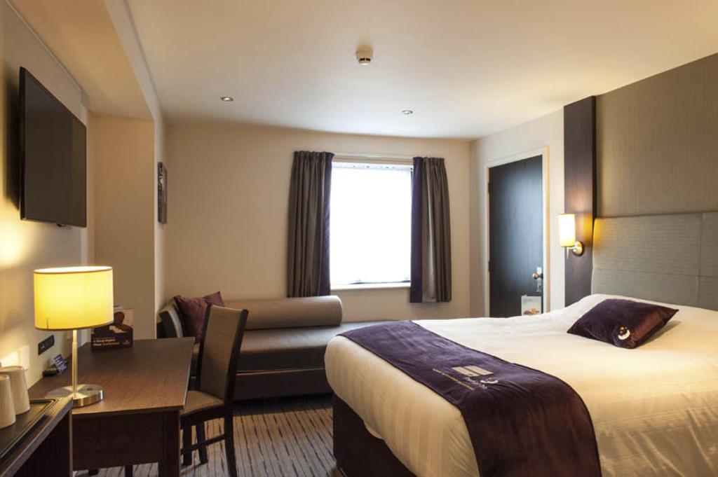 Premier Inn Basingstoke West Esterno foto