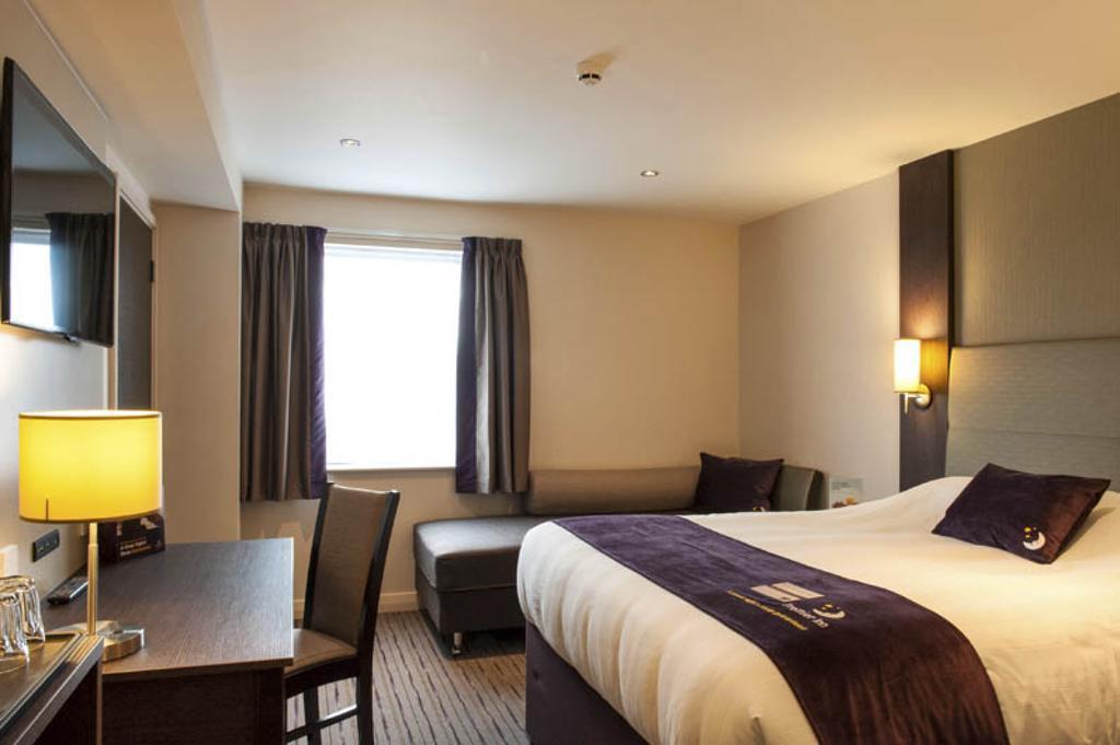 Premier Inn Basingstoke West Esterno foto