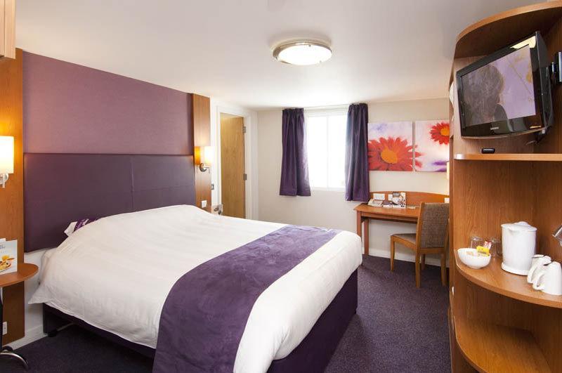 Premier Inn Basingstoke West Esterno foto