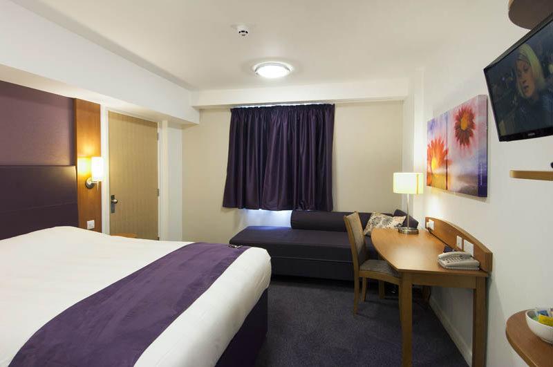 Premier Inn Basingstoke West Esterno foto
