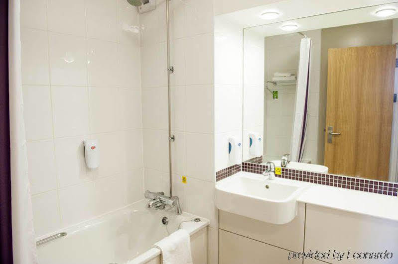 Premier Inn Basingstoke West Esterno foto